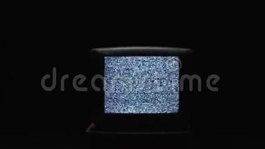 电视屏幕在夜间与白色噪音。 库存。 黑暗中旧电视屏幕上的静态噪音